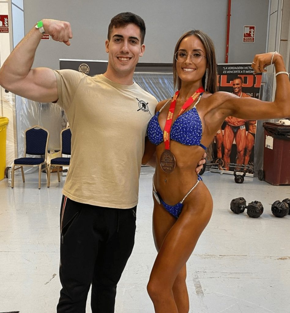 Melody Alacid y Carlos Alix posando en campeonato WNBF